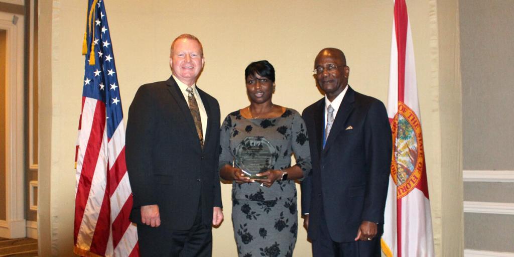 Lisa Sanders accepting the award on behalf of the Florida Team